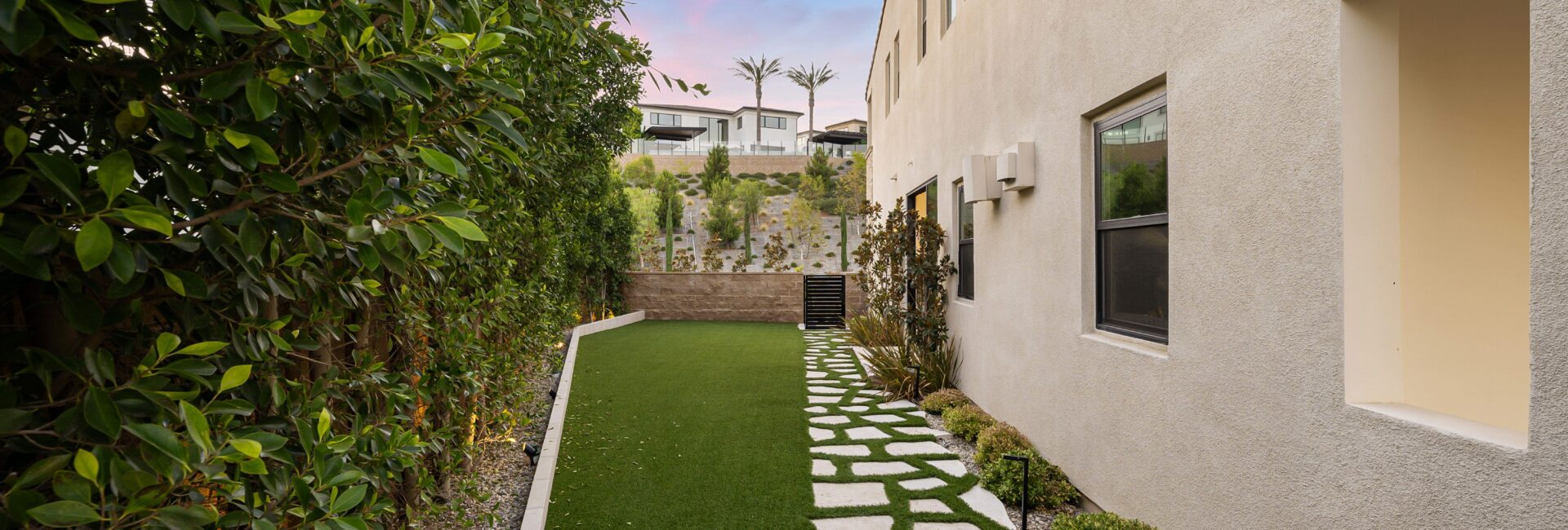 Mantener césped artificial